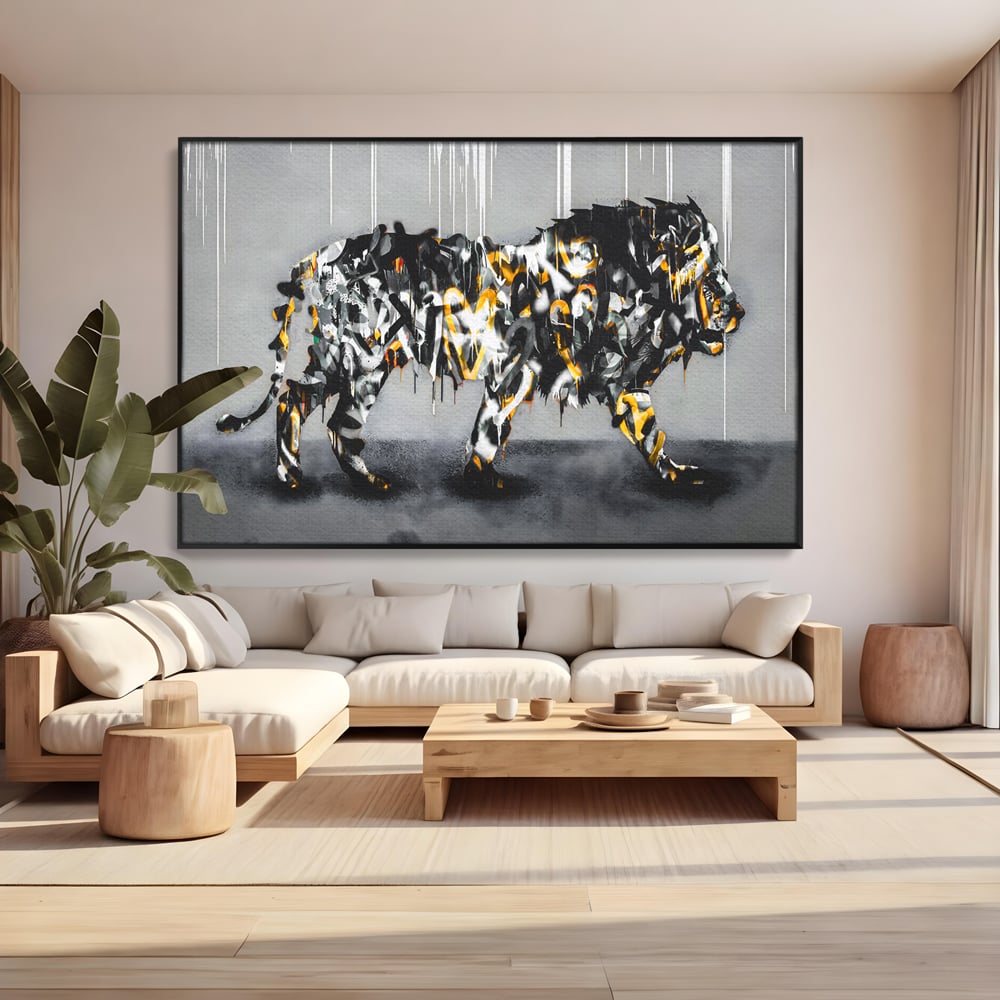 Tablou canvas cu tablou canvas cu leu in stil graffiti, in rama de aluminiu negru, pe perete intr-un living